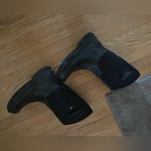 UNISEX BLACK BOGS KIDS SIZE 3